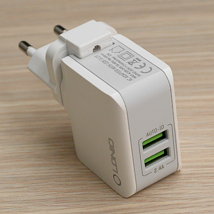 Зарядное устройство сетевое с двумя USB входами 2.4А и Lightning кабелем Ldnio A2203 белое